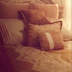 Beautiful Reba Collection Queen Bedding Set